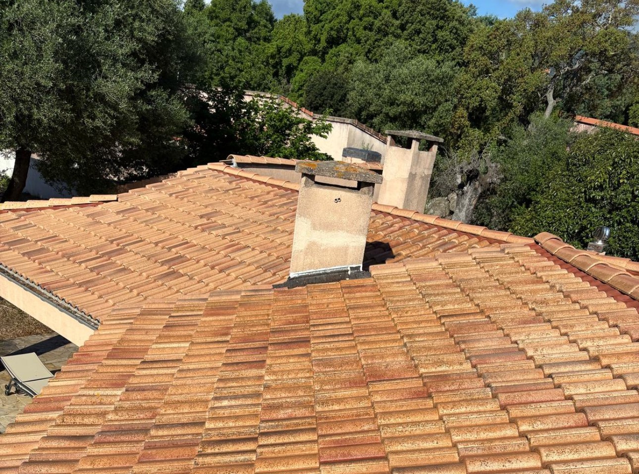 Toiture après nettoyage à Porto-Vecchio